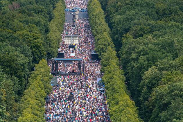 Bilder des Jahres 2020, News 08 August News Themen der Woche KW31 News Bilder des Tages Berlin, Anti-Corona-Protest Deutschland, Berlin - 01.08.2020: Im Bild ist der Anti-Corona-Protest auf der Straße des 17. Juni zu sehen. Berlin Berlin Deutschland