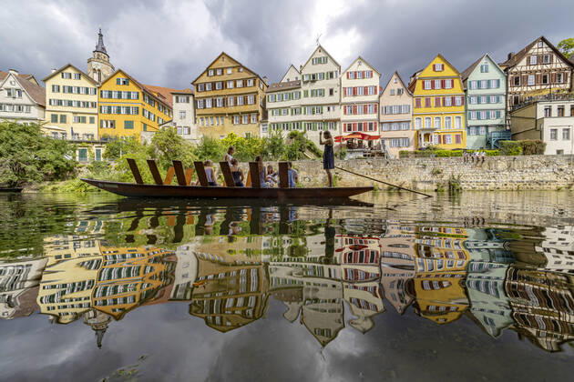 Neckarfront Tübingen mit Stiftskirche. Stocherkahn. 02.08.2020, Tübingen, Baden-Württemberg, Deutschland.