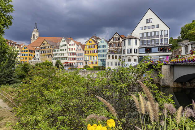 Neckarfront Tübingen mit Stiftskirche. Stocherkahn. 02.08.2020, Tübingen, Baden-Württemberg, Deutschland.