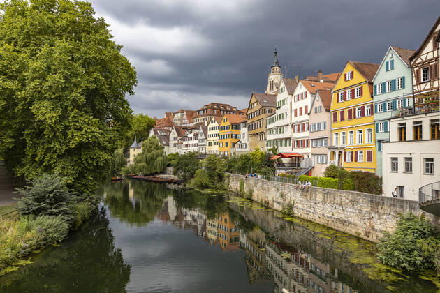 Neckarfront Tübingen mit Stiftskirche. Stocherkahn. 02.08.2020, Tübingen, Baden-Württemberg, Deutschland.