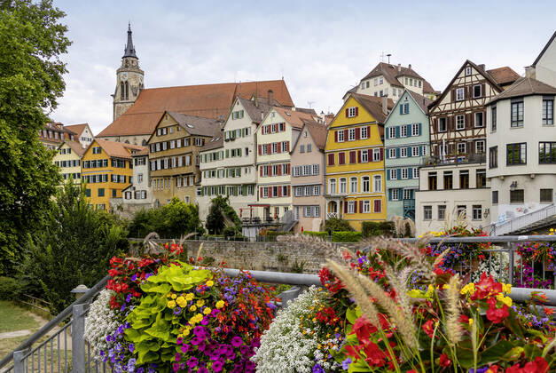 Neckarfront Tübingen mit Stiftskirche. 02.08.2020, Tübingen, Baden-Württemberg, Deutschland.