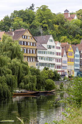 Neckarfront Tübingen mit Stiftskirche. 02.08.2020, Tübingen, Baden-Württemberg, Deutschland.