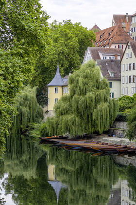 Neckarfront Tübingen mit Stiftskirche und Hölderlinturm. Stocherkahn. 02.08.2020, Tübingen, Baden-Württemberg, Deutschland.