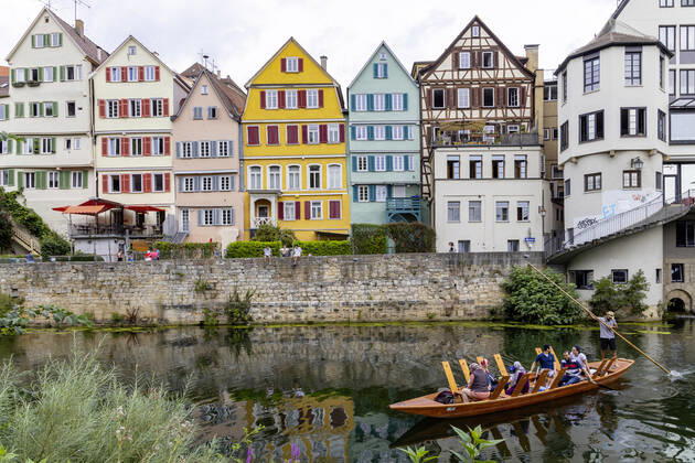 Neckarfront Tübingen mit Stiftskirche. Stocherkahn. 02.08.2020, Tübingen, Baden-Württemberg, Deutschland.
