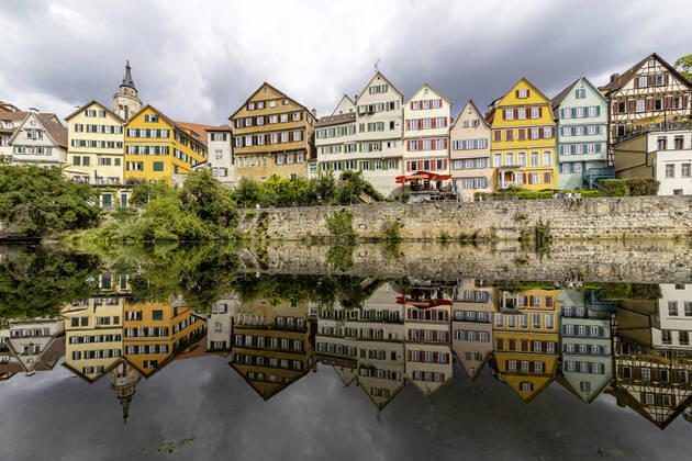 Neckarfront Tübingen mit Stiftskirche. Stocherkahn. 02.08.2020, Tübingen, Baden-Württemberg, Deutschland.