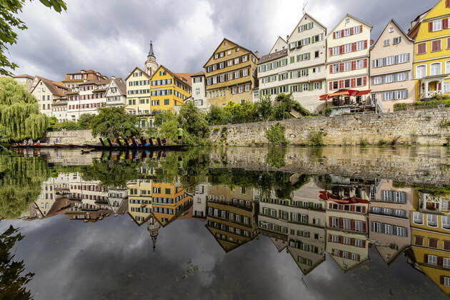 Neckarfront Tübingen mit Stiftskirche. Stocherkahn. 02.08.2020, Tübingen, Baden-Württemberg, Deutschland.