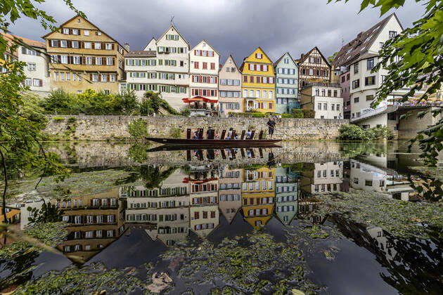 Neckarfront Tübingen mit Stiftskirche. Stocherkahn. 02.08.2020, Tübingen, Baden-Württemberg, Deutschland.