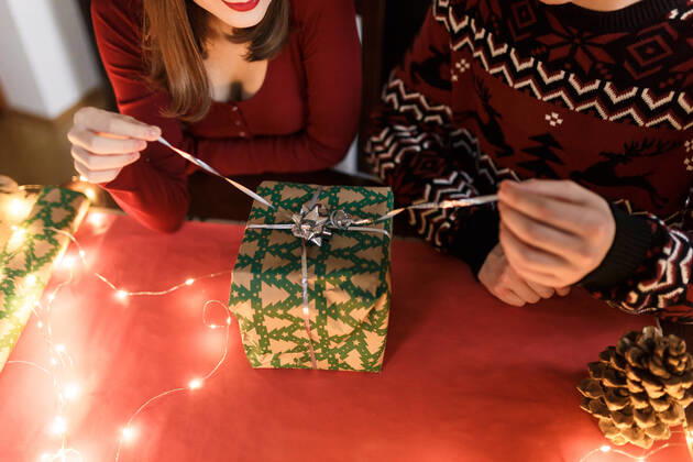 IMAGO Creative: Weihnachten, DIY, Geschenke verpacken - Nachhaltigkeit young couple in love with Christmas presents in a festive atmosphere Los Angeles, CA, United States CR_ORFI200627-416665-01 ,model released, Symbolfoto