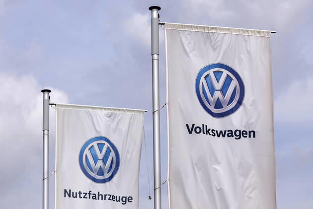 Vor einem Autohaus prangt das Logo des Volkswagen-Konzerns - aufgenommen aus dem öffentlichen Raum. Rheda-Wiedenbrück, 02.08.2020
