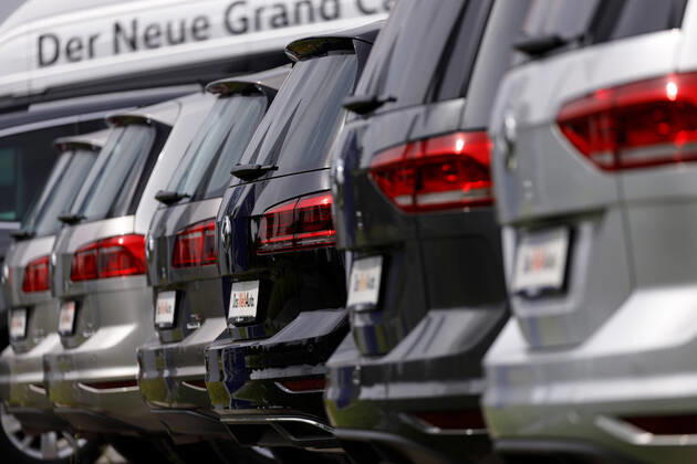 An einem Autohaus stehen Neuwagen des Volkswagen-Konzerns - aufgenommen aus dem öffentlichen Raum. Rheda-Wiedenbrück, 02.08.2020