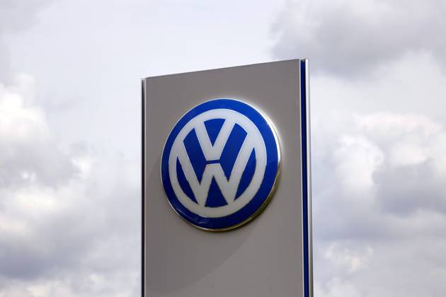 An einem Autohaus prangt das Logo des Volkswagen-Konzerns - aufgenommen aus dem öffentlichen Raum. Rheda-Wiedenbrück, 02.08.2020