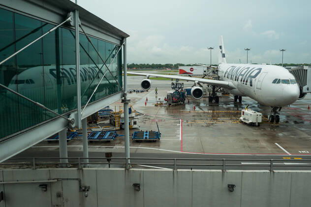 11.06.2016, Singapur, Republik Singapur, Asien - Ein Airbus A340-300 Passagierflugzeug der Finnair an einem Flugsteig am Terminal 1 auf dem Flughafen Changi. Finnair ist Mitglied im Verbund der One World Airline-Allianz.