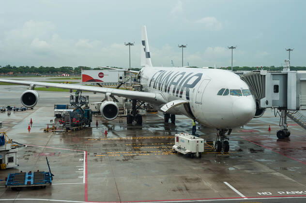 11.06.2016, Singapur, Republik Singapur, Asien - Ein Airbus A340-300 Passagierflugzeug der Finnair an einem Flugsteig am Terminal 1 auf dem Flughafen Changi. Finnair ist Mitglied im Verbund der One World Airline-Allianz.