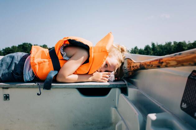 young girl sleeping on a boat in Sweden in summer Norrtälje, Stockholm County, Sweden CR_RABE200812-471638-01 ,model released, Symbolfoto