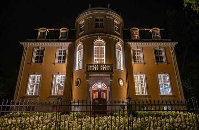 Potsdam Landeshauptstadt Brandenburg 14.08.2020 Das Restaurant VILLA KELLERMANN TIM RAUE Das Restaurant Villa Kellermann Tim Raue in Potsdam serviert feine deutsche Küche wie bei Großmutter. Auf diverse schmackhafte Vorspeisen folgen liebevolle Gerichte wie Königsberger Klopse mit Rote Bete und Kartoffelpüree. Als Nachtisch lockt beispielsweise ein hausgemachter Bienenstich mit Vanille und Aprikosen-Safraneis, der im besonderen Ambiente des historischen Gebäudes genossen werden darf. Die charmant renovierte Villa dient schon seit über 100 Jahren als Kulisse für Feste und genussvolle Momente. copyright camera4 Eberhard Thonfeld