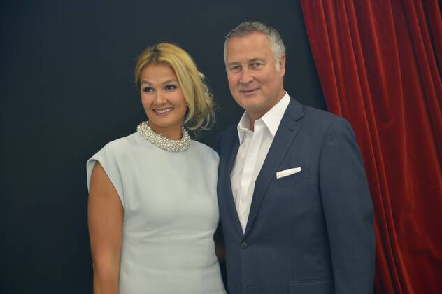 Franziska van Almsick mit Jürgen B. Harder 05 16 wow Franziska van Almsick mit ihrem Lebensgefährten Jürgen B. Harder bei der Feier zum 60. Geburtstag von Clemens Tönnies am 27. Mai 2016 in Rheda-Wiedenbrück Deutschland deutsch deutsche Frau Schwimmerin Ex ehemalig ehemalige Schwimmstar Sportlerin Sport Schwimmen Mann Unternehmer Manager german former female swimmer enterpriser Geburtstagsfeier Geburtstagsgala quer halb Portrait stehend lächelnd