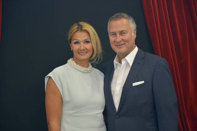 Franziska van Almsick mit Jürgen B. Harder 05 16 wow Franziska van Almsick mit ihrem Lebensgefährten Jürgen B. Harder bei der Feier zum 60. Geburtstag von Clemens Tönnies am 27. Mai 2016 in Rheda-Wiedenbrück Deutschland deutsch deutsche Frau Schwimmerin Ex ehemalig ehemalige Schwimmstar Sportlerin Sport Schwimmen Mann Unternehmer Manager german former female swimmer enterpriser Geburtstagsfeier Geburtstagsgala quer halb Portrait stehend lächelnd