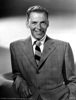 FRANK SINATRA. Strictly editorial use only in conjunction with the promotion of the film. Credit line mandatory. This image is copyright of the film company and is supplied under the terms of issue as film still. No commercial or book cover use permitted without prior consent from the film company. Mandatory credit line: Image courtesy Ronald Grant Archive Mary Evans