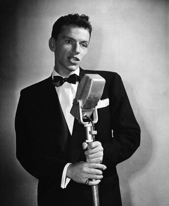 FRANK SINATRA. Strictly editorial use only in conjunction with the promotion of the film. Credit line mandatory. This image is copyright of the film company and is supplied under the terms of issue as film still. No commercial or book cover use permitted without prior consent from the film company. Mandatory credit line: Image courtesy Ronald Grant Archive Mary Evans