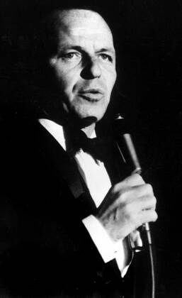 FRANK SINATRA. Strictly editorial use only in conjunction with the promotion of the film. Credit line mandatory. This image is copyright of the film company and is supplied under the terms of issue as film still. No commercial or book cover use permitted without prior consent from the film company. Mandatory credit line: Image courtesy Ronald Grant Archive Mary Evans