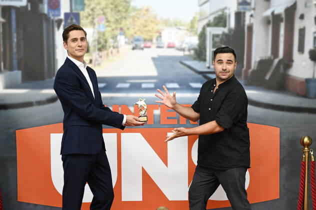 Timothy Boldt und Lars Steinhöfel mit dem Preis für die beste Story bei der Siegerehrung der Unter uns -Starwahl vom offiziellen Unter uns -Fanclub im Coloneum Studio der MMC Studios. Köln, 17.08.2020