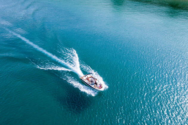 IMAGO Creative: Ende des Sommers An aerial view of a group of friends power boating on Lake Tahoe, CA United States, California, South Lake Tahoe CR_TFBM200811A-432898-01 ,model released, Symbolfoto
