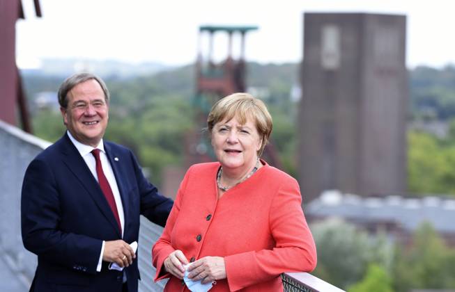 Bilder des Jahres 2020, News 08 August News Themen der Woche KW34 News Bilder des Tages Ruhr Konferenz-BUNDESKANZLERIN DR.ANGELA MERKEL besucht das Bundesland Nordrhein-Westfalen ( NRW ),auf der Zeche Zollverein in Essen,Stadt im Ruhrgebiet,die Kanzlerin und Ministerpräsident Armin Laschet auf der Terrasse vor dem Erich Brost Pavillion auf Zeche Zollverein,fotografiert am 18.08.2020. Â