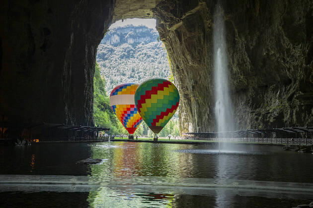 Bilder des Jahres 2020, News 08 August News Themen der Woche KW34 ENSHI, CHINA - AUGUST 17: Hot air balloons are seen in the Tenglong Cave on August 17, 2020 in Enshi Tujia and Miao Autonomous Prefecture, Hubei Province of China.  Copyright: xVCGx CFP111295637582