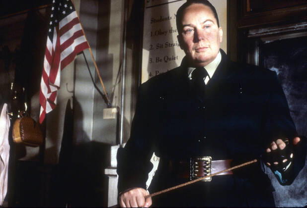 MATILDA PAM FERRIS Date: 1996. Strictly editorial use only in conjunction with the promotion of the film. Credit line mandatory. This image is copyright of the film company and is supplied under the terms of issue as film still. No commercial or book cover use permitted without prior consent from the film company. Mandatory credit line: Image courtesy JERSEY FILMS TRISTAR PICTURES Ronald Grant Archive Mary