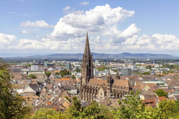 Münster Freiburg im Breisgau. Blick vom Schlossberg auf Freiburg mit Münster. Der 116 Meter hohe Turm wird häufig als als schönster Turm der Christenheit bezeichnet. 15.08.2020, Freiburg im Breisgau, Baden-Württemberg, Deutschland.