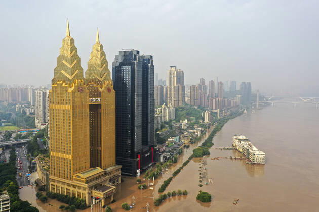 Bilder des Jahres 2020, News 08 August News Themen der Woche KW34 News Bilder des Tages (200820) -- CHONGQING, Aug. 20, 2020 -- Aerial photo taken on Aug. 20, 2020 shows a flooded section of Nanbin Road in Nan an District of southwest China s Chongqing Municipality. Yangtze River s water level in Chongqing Municipality exceeded historical high earlier Thursday morning, posing unprecedented threat to the metropolis in southwest China. At around 8 a.m. Thursday, the water level at the Cuntan hydrologic station in Chongqing reached 191.55 meters, 0.14 meters higher than the record in 1981, and was rising. ) CHINA-CHONGQING-YANGTZE RIVER-WATER LEVEL (CN) LiuxChan 