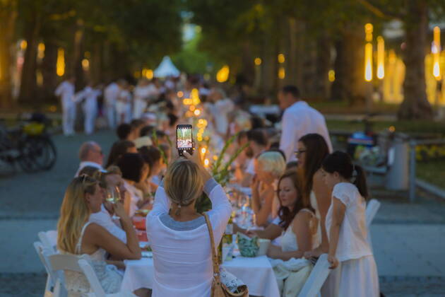 Bilder des Jahres 2020, News 08 August News Themen der Woche KW34 News Bilder des Tages Picknick in Weiß Nach dem Pariser Vorbild ist auch bei diesem Picknick ist der Dresscode konsequent weiß. Zum fünften Mal findet das Diner en Blanc nun schon in Dresden, dieses mal auf der Hauptstrasse unter den alten großen Platanen statt. Dresden Sachsen GERMANY