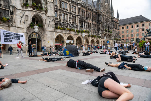 Bilder des Jahres 2020, News 08 August News Themen der Woche KW34 News Bilder des Tages Greenpeace Trauermarsch am Earth Overshoot Day in München Demonstration von Greenpeace in München Odeonsplatz. Am 22.08.2020 ist dieses Jahr der Earth Overshoot Day - also das Datum an dem die Beanspruchung der Erde und der Ökosysteme durch die Menschen die Kapazitäten zur Erholung übersteigt. Aktivisten von Greenpeace und anderen Umweltorganisationen tragen in einem Trauermarsch vom Odeonsplatz zum Marienplatz die Erde symbolisch zu Grabe. Copyright: xThomasxVonier