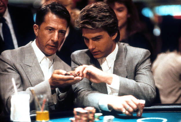 OSCARS. Bester Hauptdarsteller. Preisträger 1981-1990 RAIN MAN DUSTIN HOFFMAN, TOM CRUISE Date: 1988. Strictly editorial use only in conjunction with the promotion of the film. Credit line mandatory. This image is copyright of the film company and is supplied under the terms of issue as film still. No commercial or book cover use permitted without prior consent from the film company.  Mandatory credit line: Image courtesy GUBER-PETERS COMPANY MIRAGE ENTERTAINMENT STAR PARTNERS Ronald Grant Archive Mary Evans