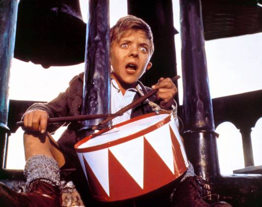 DIE BLECHTROMMEL aka THE TIN DRUM DAVID BENNENT Date: 1979. Strictly editorial use only in conjunction with the promotion of the film. Credit line mandatory. This image is copyright of the film company and is supplied under the terms of issue as film still. No commercial or book cover use permitted without prior consent from the film company. Mandatory credit line: Image courtesy ARGOS FILMS ARTEMIS PRODUCTIONS BIOSKOP FILMS FILM POL Ronald Grant Archive Mary Evans