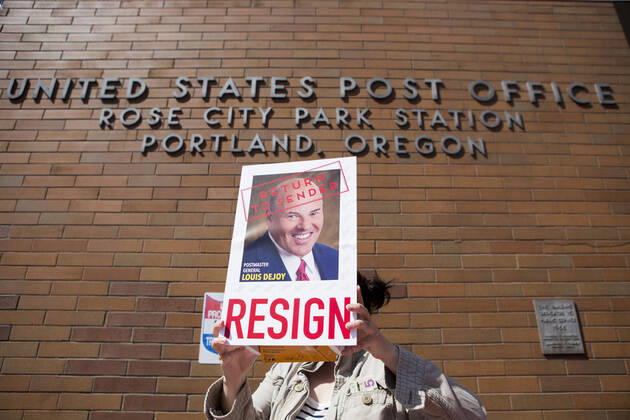 Bilder des Jahres 2020, News 08 August News Themen der Woche KW34 August 22, 2020, Portland, OREGON, USA: One hundred protesters gathered outside the Rose City Post Office during the Save the Post Office Saturday day of action organized by Moveon.org in Portland Oregon on Saturday, August 22, 2020. I m a physician and many of my patients depend on the USPS for their medications. I m desperately worried about what DeJoy has planned for our postal system, said COSGROVE. Protesters showed up at local post offices across the country to save the post office from President Trump and ask for the resignation of Postmaster General Louis DeJoy. Portland USA - ZUMAk152 20200822_znp_k152_017 Copyright: xKatharinexKimballx