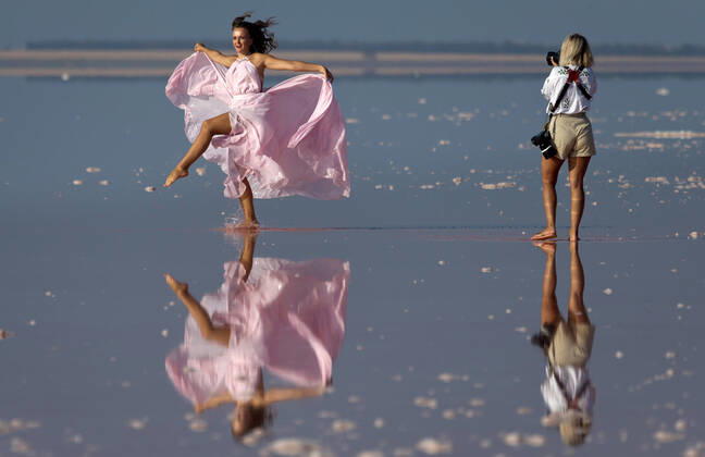 Bilder des Jahres 2020, Entertainment 08 August Entertainment Themen der Woche KW34 CRIMEA, RUSSIA - AUGUST 22, 2020: A model showcases a creation during a runway show for the collection by the Crimean designers at the 2020 Crimean Fashion Week on Lake Sasyk. Sergei Malgavko TASS  TS0E4523