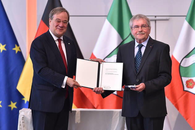 Verleihung des Verdienstordens des Landes Nordrhein-Westfalen am 23.08.2020 in der Flora Köln in Köln an Dr. Johannes Georg Bednorz Armin Laschet ( Ministerpräsident Nordrhein-Westfalen ), links - Dr. Johannes Georg Bednorz, rechts