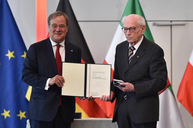 Verleihung des Verdienstordens des Landes Nordrhein-Westfalen am 23.08.2020 in der Flora Köln in Köln an Helmut Brühl Armin Laschet ( Ministerpräsident Nordrhein-Westfalen ), links - Helmut Brühl, rechts