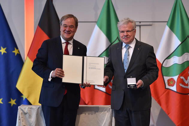 Verleihung des Verdienstordens des Landes Nordrhein-Westfalen am 23.08.2020 in der Flora Köln in Köln an Prof. Dr. Reinhold Ewald Armin Laschet ( Ministerpräsident Nordrhein-Westfalen ), links - Prof. Dr. Reinhold Ewald, rechts