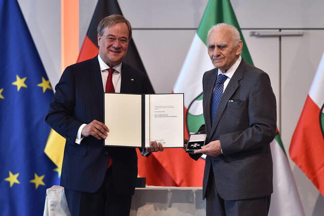Verleihung des Verdienstordens des Landes Nordrhein-Westfalen am 23.08.2020 in der Flora Köln in Köln an Hans-Günther Fascies Armin Laschet ( Ministerpräsident Nordrhein-Westfalen ), links - Hans-Günther Fascies, rechts