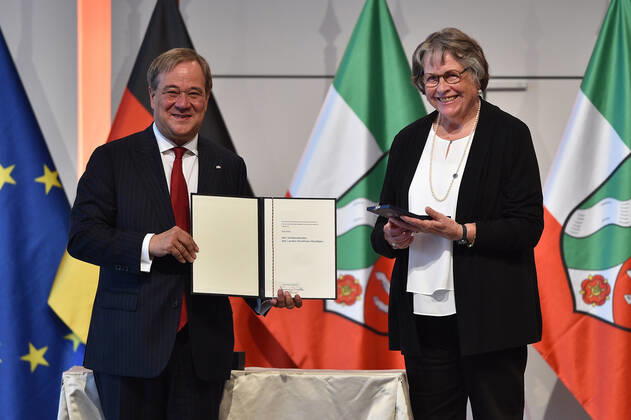 Verleihung des Verdienstordens des Landes Nordrhein-Westfalen am 23.08.2020 in der Flora Köln in Köln an Ruth Kühn Armin Laschet ( Ministerpräsident Nordrhein-Westfalen ), links - Ruth Kühn, rechts