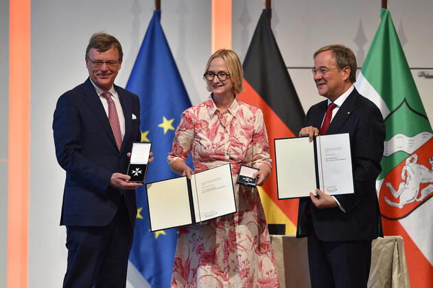 Verleihung des Verdienstordens des Landes Nordrhein-Westfalen am 23.08.2020 in der Flora Köln in Köln Stephan Prinz zur Lippe, links - Maria Prinzessin zur Lippe, mitte - Armin Laschet ( Ministerpräsident Nordrhein-Westfalen ), rechts
