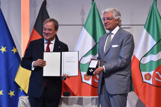 Verleihung des Verdienstordens des Landes Nordrhein-Westfalen am 23.08.2020 in der Flora Köln in Köln an Prof. Dr. h. c. Walter Smeling Armin Laschet ( Ministerpräsident Nordrhein-Westfalen ), links - Prof. Dr. h. c. Walter Smeling, rechts