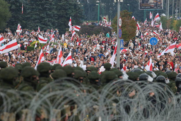 Bilder des Jahres 2020, News 08 August News Themen der Woche KW34 News Bilder des Tages MINSK, BELARUS - AUGUST 23, 2020: Police officers and participants in an opposition rally by the Independence Palace. The political crisis that arose amid the announcement of the 2020 Belarusian presidential election results on August 9, continues in Belarus; mass protests against the election results have been hitting major cities across Belarus resulting in violent clashes with the police. Natalia Fedosenko TASS  TS0E4650