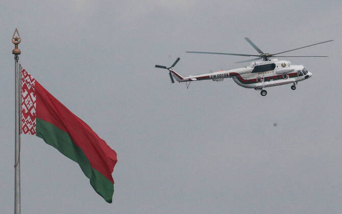 Bilder des Jahres 2020, News 08 August News Themen der Woche KW34 MINSK, BELARUS - AUGUST 23, 2020: A helicopter carries Belarusian President Alexander Lukashenko to his residence, the Independence Palace, where an opposition rally is held. The political crisis that arose amid the announcement of the 2020 Belarusian presidential election results on August 9, continues in Belarus; mass protests against the election results have been hitting major cities across Belarus resulting in violent clashes with the police. Natalia Fedosenko TASS  TS0E465D