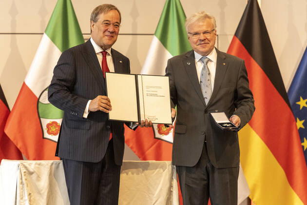 Verleihung des Landesverdienstordens Nordrhein-Westfalen am 23. August 2020 in der Flora Köln. Ordensträger Prof. Dr. Reinhold Ewald nimmt von NRW-Ministerpräsident den Orden entgegen. Der in Moskau ausgebildete Raumfahrer nahm an der deutsch-russischen Mission MIR 97 teil und lehrt seit 2015 Astronautik und Raumstationen in Stuttgart. Laschet zeichnete am 23. August 2020 in der Flora in Köln vierzehn Persönlichkeiten für ihr außerordentliches Engagement für die Gesellschaft mit dem Verdienstorden des Landes Nordrhein-Westfalen aus. Köln Nordrhein-Westfalen Deutschland