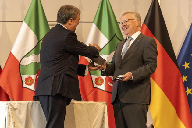 Verleihung des Landesverdienstordens Nordrhein-Westfalen am 23. August 2020 in der Flora Köln. Ordensträger Prof. Dr. Reinhold Ewald nimmt von NRW-Ministerpräsident den Orden entgegen. Der in Moskau ausgebildete Raumfahrer nahm an der deutsch-russischen Mission MIR 97 teil und lehrt seit 2015 Astronautik und Raumstationen in Stuttgart. Laschet zeichnete am 23. August 2020 in der Flora in Köln vierzehn Persönlichkeiten für ihr außerordentliches Engagement für die Gesellschaft mit dem Verdienstorden des Landes Nordrhein-Westfalen aus. Köln Nordrhein-Westfalen Deutschland