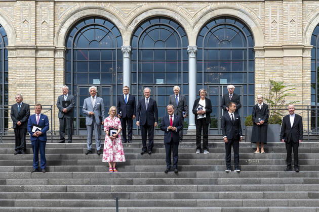 Verleihung des Landesverdienstordens Nordrhein-Westfalen am 23. August 2020 in der Flora Köln. Die Ordensträger nach der Verleihung mit NRW-Ministerpräsident Armin Laschet auf der Freitreppe des Palais in der Flora zu Köln. Laschet zeichnete am 23. August 2020 in der Flora in Köln vierzehn Persönlichkeiten für ihr außerordentliches Engagement für die Gesellschaft mit dem Verdienstorden des Landes Nordrhein-Westfalen aus. Köln Nordrhein-Westfalen Deutschland