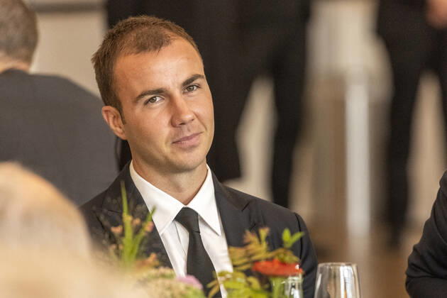 Verleihung des Landesverdienstordens Nordrhein-Westfalen am 23. August 2020 in der Flora Köln. Ordensträger Mario Götze beim Pubvlikum vor der Ordensverleihung. Der Fußballprofi schoss nicht nur die Deutsche Nationalmannschaft in Südamerika zum Weltmeistertitel. Er engagiert sich im sozialen Bereich seit Jahren für international tätige Vereine und Stiftungen. Laschet zeichnete am 23. August 2020 in der Flora in Köln vierzehn Persönlichkeiten für ihr außerordentliches Engagement für die Gesellschaft mit dem Verdienstorden des Landes Nordrhein-Westfalen aus. Köln Nordrhein-Westfalen Deutschland